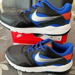 Brand New Nike LD Victory boys black blue red